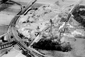 Kohlenbahn war bis 1962 unter Dampf - Das Luftbild (um 1925) zeigt das Streckengleis der Von Arnimschen Kohlenbahn, das sich um den Bürgerschacht windet. Links führt das Gleis nach Planitz, der Gleisstummel nach Westen (oben) dient als Abstellgleis.