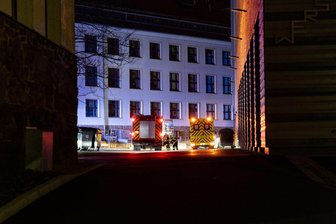 Kohlenmonoxid-Alarm an der Bergakademie Freiberg - Kurz nach Mitternacht erhellten Fahrzeuge verschiedener Wehren, der Polizei und des Rettungsdienstes die Agricolastraße in Freiberg.