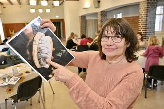 Kohlewelt Oelsnitz: Bildung trifft auf Fairtrade-Initiative - Birgit Mädler – hier mit dem Bild einer Kakaobohne – hat in der Kohlewelt Kindern erklärt, wie Schokolade hergestellt wird.