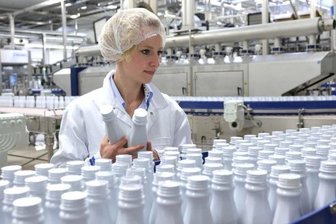 Kohrener Landmolkerei meldet Insolvenz an - Eine Mitarbeiterin in der Produktionshalle der Kohrener Landmolkerei.