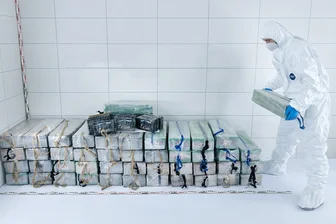 Kokainfund in Zuckerladung: Sollte die Fracht wirklich nach Mittelsachsen gehen? - Per Zufall fanden Mitarbeiter einer Verpackungs- und Lebensmittelfirma im Landkreis Mittelsachsen beim Ausladen 600 Kokain-Pakete in einer Fracht Zuckerrohr. Der kam aus Kolumbien.