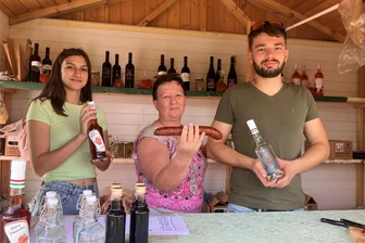 Kolbász, Pálinka, Kesselgulasch: Urlaubsreise nach Ungarn mitten in Stollberg - (v.l.) Apolka Szücs, ihre Mutter Eva Szücs und Zete Lang aus Ungarn verkauften landestypische Spezialitäten.
