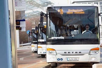Kollaps abgewendet: Busse rollen auch nach dem 1. April im Vogtland -  Das per 1. April drohende Aus für den Bus- und Schulbusverkehr im Vogtlandkreis ist abgewendet worden