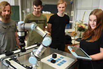 Kollege Roboter wirbt für Industriejobs - Die Roboter-Technik soll das Interesse bei angehenden Lehrlingen für Berufe in der Industriebranche wecken. Berufsschullehrer Christian Scheer (links) hat zusammen mit den Azubis Max Fuchs Anthony Thierbach und Esmeralda Pätz (von links) den Roboter am Berufsschulzentrum in Oelsnitz vorgeführt.