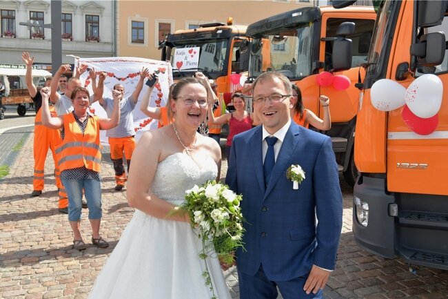 Kollegen überraschen Hochzeitspaar in Freiberg - Frisch getraut: Katja und Pierre Höppner freuten sich riesig über den  Empfang durch ihre Kollegen auf dem Freiberger Obermarkt.