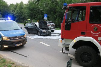 Kollision auf der B101: Auto fängt Feuer - 