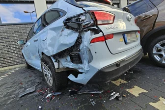 Kollision beim Ausparken in Chemnitz: 88-Jähriger beschädigt vier Autos - Auf einem Chemnitzer Parkplatz wurden am Mittwoch vier Autos schwer beschädigt.