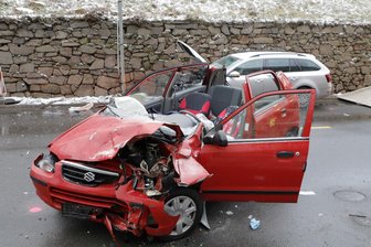 Kollision: Feuerwehr befreit Fahrer aus Wrack - 
