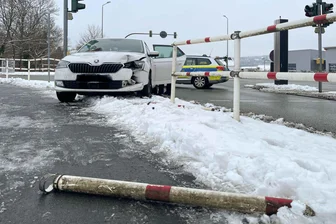 Kollision in Plauen: Zwei Insassen, kein Fahrer im Skoda? - Unfall in Plauen - wieder an der Kreuzung Reißiger-/Chamissostraße.