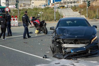 Kollision: Mercedes-Fahrer nimmt in Plauen Motorrad die Vorfahrt - Ein schwerer Verkehrsunfall hat sich auf der Kreuzung Chamisso-/Reißiger Straße am Donnerstag um 12.30 Uhr ereignet.