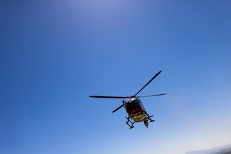 Kollision mit Auto: Neunjähriger Junge bei Unfall in Leubsdorf schwer verletzt - Ein Junge musste nach einem Unfall in Leubsdorf schwer verletzt ins Krankenhaus geflogen werden.