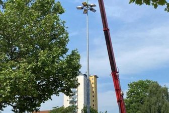 Kollision mit Folgen - Demontage eines Mastes der Straßenbahnbeleuchtung.