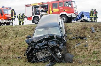 Kollision mit Gegenverkehr: Vier Personen schwer verletzt -