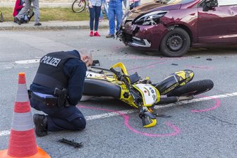 Kollision mit Pkw - Biker schwer verletzt -