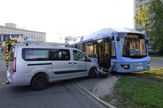 Kollision mit Straßenbahn und Pkw -
