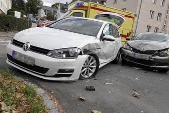 Kollision: Nagelneuer VW prallt auf Skoda -