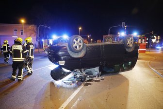 Kollision - VW landet auf Dach -