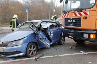 Kollision zwischen Laster und Skoda - 