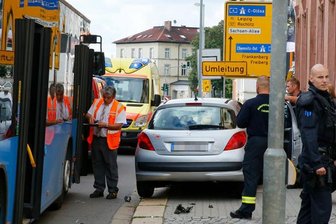 Kollision zwischen Peugeot und Bus - zwei Verletzte -
