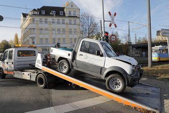 Kollision zwischen Pick-up und Straßenbahn: Zwei Verletzte -