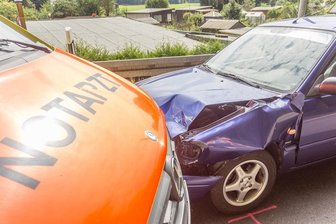 Kollision zwischen Pkw und Notarztwagen - Zeugen gesucht -