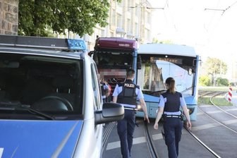 Kollision zwischen Straßenbahn und Laster -