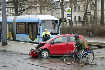 Kollision zwischen Straßenbahn und Toyota - 