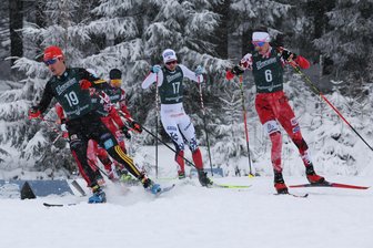 Kombinierer Tristan Sommerfeldt ist nach Continental-Cup in Klingenthal zurück im Weltcup - Tristan Sommerfeldt (19) führt das Rennen in dieser Szene vor Florian Kolb (6) an. Im zweiten Wettkampf hatte aber der Österreicher die Nase vorn.