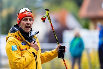 Kombiniererkönig Eric Frenzel vor seinem zweiten Trainerjahr: „Ich habe Lehrgeld gezahlt, und das nicht wenig“ - Eric Frenzel mit Handy als Stoppuhr und Ersatzstock für seine Athleten. Am Wochenende beginnt in Ruka die neue Weltcupsaison.