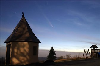 Komet und Polarlichter: Was am Nachthimmel über dem Erzgebirge zu sehen ist - Jens Kandler hat Tsuchinshan-Atlas am Dienstag auf dem Schwartenberg bei Neuhausen fotografiert.