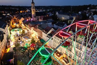 Komik, Konzerte, Kleinkunst: Worauf sich Werdauer und Crimmitschauer freuen können - Beim Volksfest in Werdau geht es sicherlich wieder hoch hinaus. Das Riesenrad auf dem oberen Markt ist das Markenzeichen der drei tollen Tage im September.