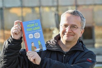 "Komische Welt" im Eisenbahnmuseum: Uwe Krumbiegel zeigt Cartoons in Lunzenau - Die Werke von Cartoonist Uwe Krumbiegel sind ab Samstag in einer Ausstellung im Eisenbahnmuseum in Lunzenau zu sehen. 