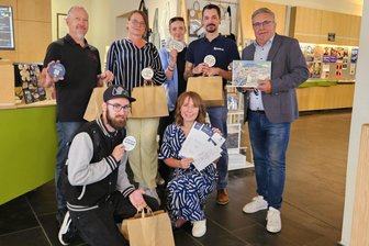 „Komm, mor zischn arscht mol enn“: Stadt im Erzgebirge entwirft eigene Bierdeckel - Die Gastronomen Thomas Weiser, Chris Richter und Mandy Koutsidis, Fachbereichsleiterin Nicole Otto, Touristinfo-Leiterin Judy Seidel, Gastronom Daniel Hornig und Oberbürgermeister Rolf Schmidt (v. l.) bei der Übergabe der Bierdeckel in der Touristinfo in Annaberg.