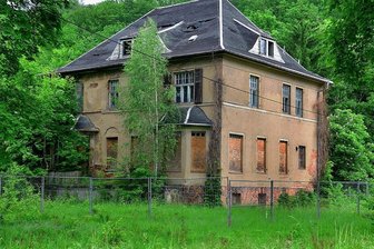 Kommandantenvilla KZ Sachsenburg: Chemnitzer Architekturbüro überzeugt mit Entwurf - Die verfallene Kommandantenvilla im ehemaligen KZ Sachsenburg: Nun gibt es neue Ideen für den Umgang mit dem Gebäude.
