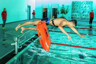 Kommen auf Freibäder im Erzgebirge schwierige Zeiten zu? - In verschiedenen Schwimmhallen im Erzgebirgskreis werden Rettungsschwimmer ausgebildet, zum Beispiel im "Sonnenbad" in Schwarzenberg. Die Aufnahme entstand bei der Ausbildung durch den DLRG-Bezirksverein Bad Schlema und zeigt Finn Michael aus Lauter beim Absprung mit einer Rettungsboje. 