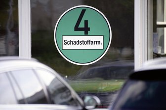 Kommentar: Bürokratie abbauen - Ein Autohändler wirbt mit einer übergroßen Umweltplakette für schadstoffarme Fahrzeuge.