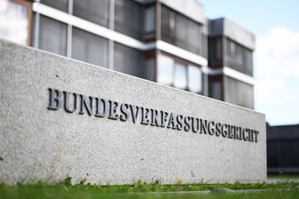 Kommentar: Demokratie wetterfest machen - Das Bundesverfassungsgericht in Karlsruhe soll besser vor Blockaden und politischer Einflussnahme geschützt werden.