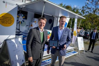 Kommentar: Die E-Akte bringt Nutzen für Patienten, Ärzte und Wissenschaft - Bundesgesundheitsminister Karl Lauterbach (l., SPD) und Gematik-Chef Florian Fuhrmann an einem Infomobil, das zur Aufklärung über den Start der elektronischen Patientenakte auf Tour gehen soll.