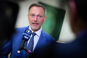 Kommentar: Die Suppenkaspar-Politik des Verkehrsministers setzt sich durch - Bundesfinanzminister und FDP-Chef Christian Lindner bei einem Interview. Seine Partei hat eine Abschwächung des Klimaschutzgesetzes durchgesetzt.