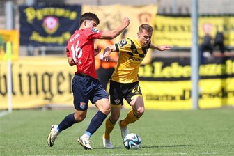 Kommentar: Dynamo Dresden scheitert auch an sich selbst - Der Dresdner Niklas Hauptmann sichert den Ball vor dem Unterhachinger Aaron Keller. Doch der 2:1-Sieg bei den Randmünchner kommt zu spät.