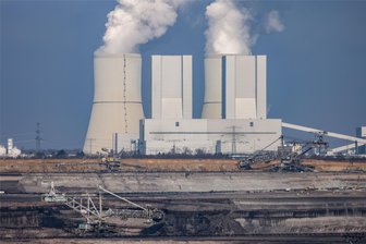 Kommentar: Ein Problem, das sich nicht verschieben lässt - Schaufelradbagger und ein Absetzer arbeiten im Tagebau Vereinigtes Schleenhain vor der Kulisse des Kraftwerks Lippendorf, südlich von Leipzig. Deutschland steigt aus der Kohleverstromung aus. Doch bis zur Klimaneutralität gibt es noch viel mehr zu tun.