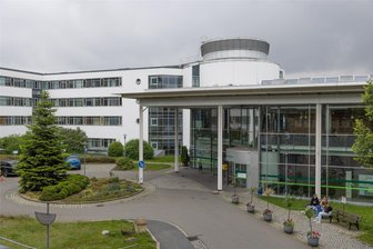 Kommentar: Erzgebirgsklinikum muss Wende aus eigener Kraft schaffen - Das Erzgebirgsklinikum – hier das Haus Annaberg – steckt in der Krise.