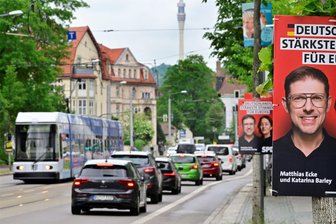 Kommentar: Extra-Schutz für Politiker? - Ein Plakat des am Freitagabend überfallenen SPD-Europaabgeordneten Matthias Ecke.