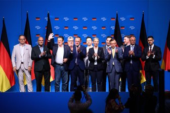 Kommentar: Harmonie-Show bei der AfD - Zum Abschluss des Parteitages in Essen steht der neugewählte AfD-Vorstand gemeinsam auf der Bühne.