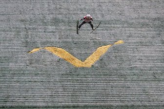 Kommentar: Hat Wintersport eine Zukunft? Sachsen packt es an - Skispringen funktioniert auch ohne Schnee - hier der Slowene Anze Lanisek bei einem Sommer-Grand-Prix in der Vogtland-Arena.