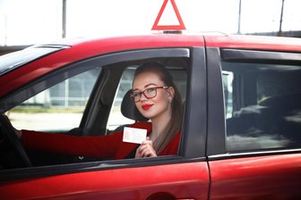 Kommentar: Im Hamsterrad der Empörung - Eine junge Fahrschülerin zeigt ihren neuerworbenen Führerschein. Die EU hat jetzt die Regeln vereinheitlicht.