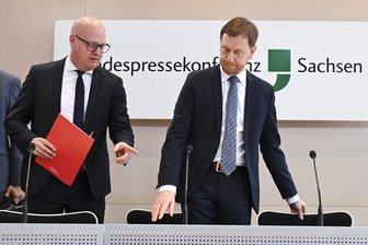Kommentar: Ist eine Minderheitsregierung eine Chance oder eine Notlösung? - Sachsens SPD-Chef Henning Homann (links) und CDU-Chef Michael Kretschmer wollen eine Minderheitsregierung bilden. Foto: Sebastian Kahnert/dpa