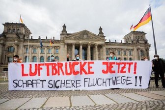            Demonstration für eine Luftbrücke aus Afghanistan vor dem Reichstagsgebäude in Berlin.