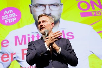 Kommentar: Nicht nur was für Reiche und Zocker - Bundesfinanzminister und FDP-Chef Christian Lindner - hier bei einem Wahlkampfauftritt in Potsdam- will eine Alternative zur Riesterrente einführen.