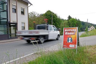 Kommentar: Nur Mut, Herr Bürgermeister! - Anwohner haben in Kuhschnappel inzwischen selbst Schilder aufgestellt, um auf die Gefahr für ihre Kinder hinzuweisen.